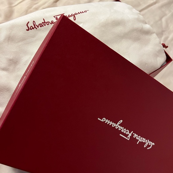 Clearing closet!Salvatore Ferragamo patent leather Mary Jane’s. 35.5d - Picture 4 of 4